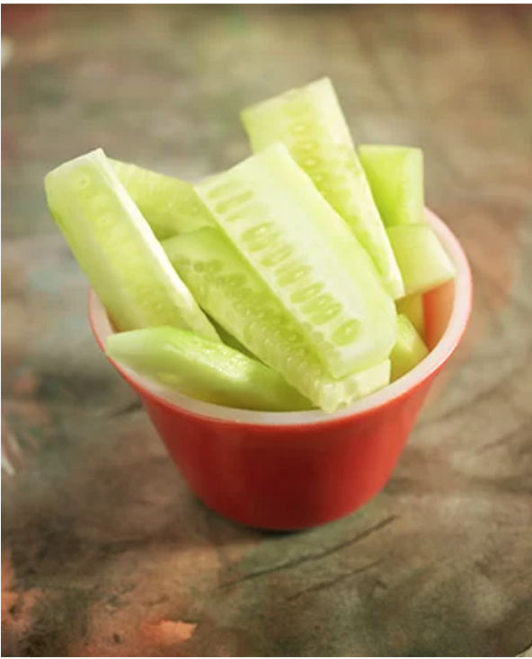 Palitos de pepino crudos con salchichas de pollo.